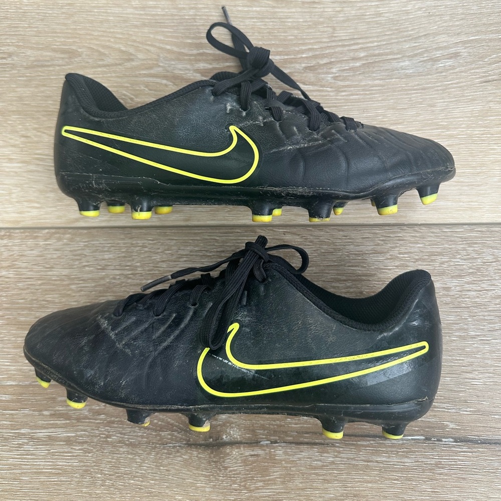 Youth sz 3.5 Nike Soccer Cleats